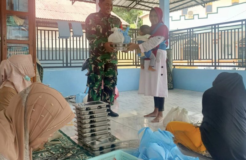Babinsa Koramil 02/Sukakarya Dampingi Pembagian Makanan Bergizi untuk Ibu Hamil, Menyusui dan Balita